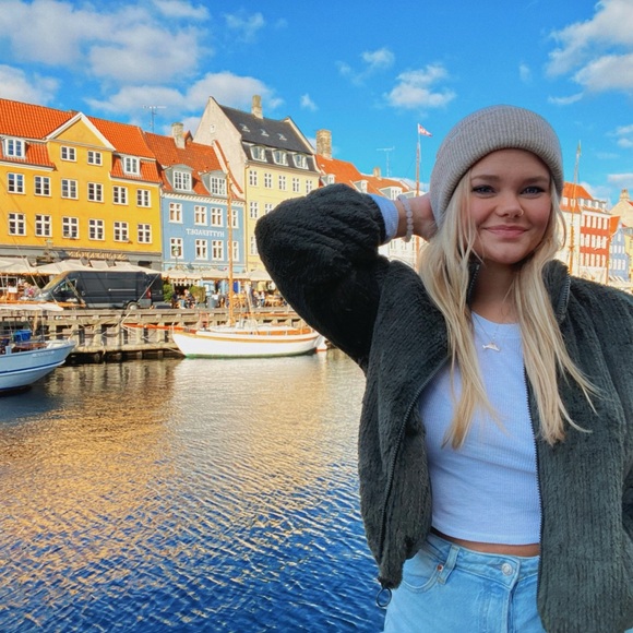 Meet your Posher, Kate - Picture 4 of 7